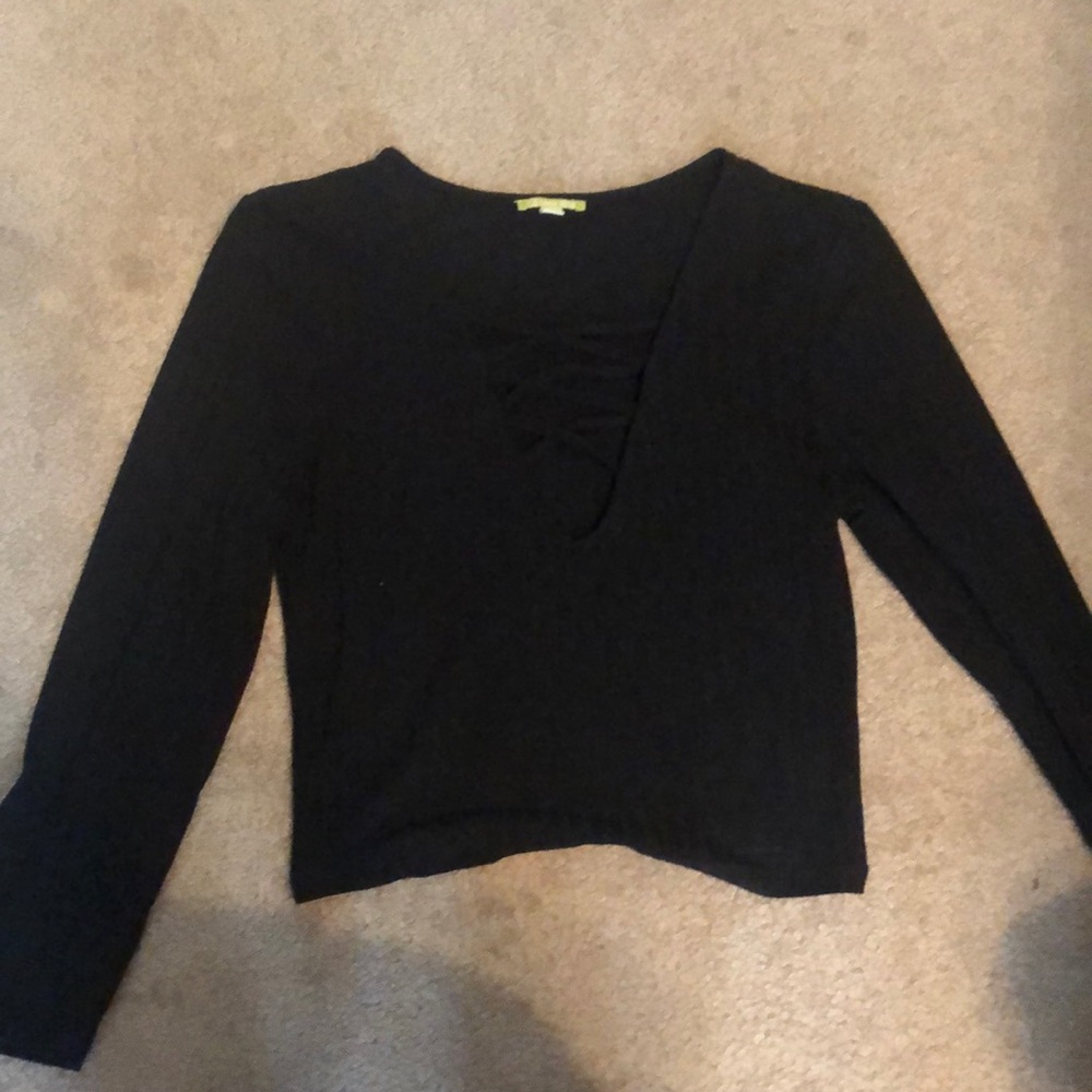 Cropped black shirt